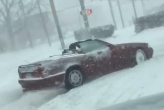 Nyitott tetővel vágott neki a hóviharnak az amerikai férfi