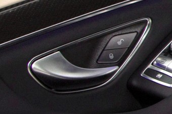 Balesetben halálos csapda ez a luxusautó