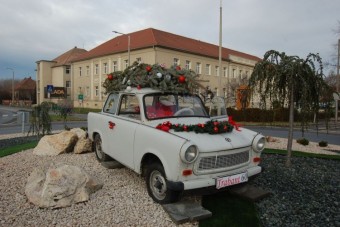 Van egy őrült, aki kétszer is megrongálta a csornai fény-Trabantot