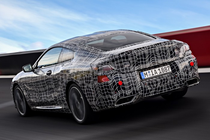 Versenypályán edz a világpremierre a BMW 8-as kupé 6