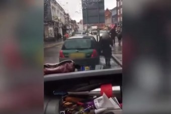 Hősies küzdelem: 18 manőverből sikerült leparkolni a hölgynek