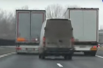 Kőkeményen üzent a rendőröknek a kamionos