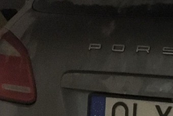 Fotón egy magyar egyedi rendszám, ami nem is létezhetne