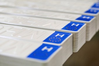 Nincs magyarázat a jogszabály-ellenesen kiadott rendszámokra