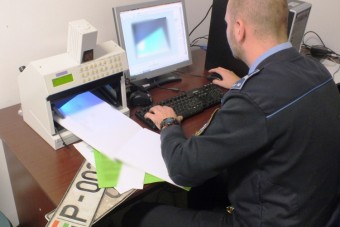 Pofátlan rendszámokkal akarta átverni a zsarukat