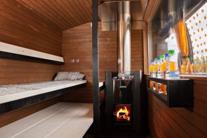 Meztelen emberek izzadnak egy Wartburgban, és élvezik 1