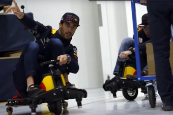 F1: Eszement versenyt vívtak a Red Bull pilótái - videó