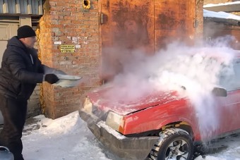 Ez történik, ha forró vizet öntesz a teljesen lefagyott szélvédőre