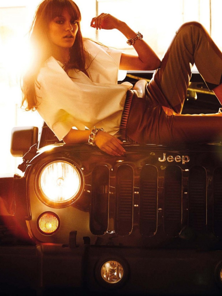 Érzéki művészettel fűszerezett divatfotók, nyomokban autókkal 11