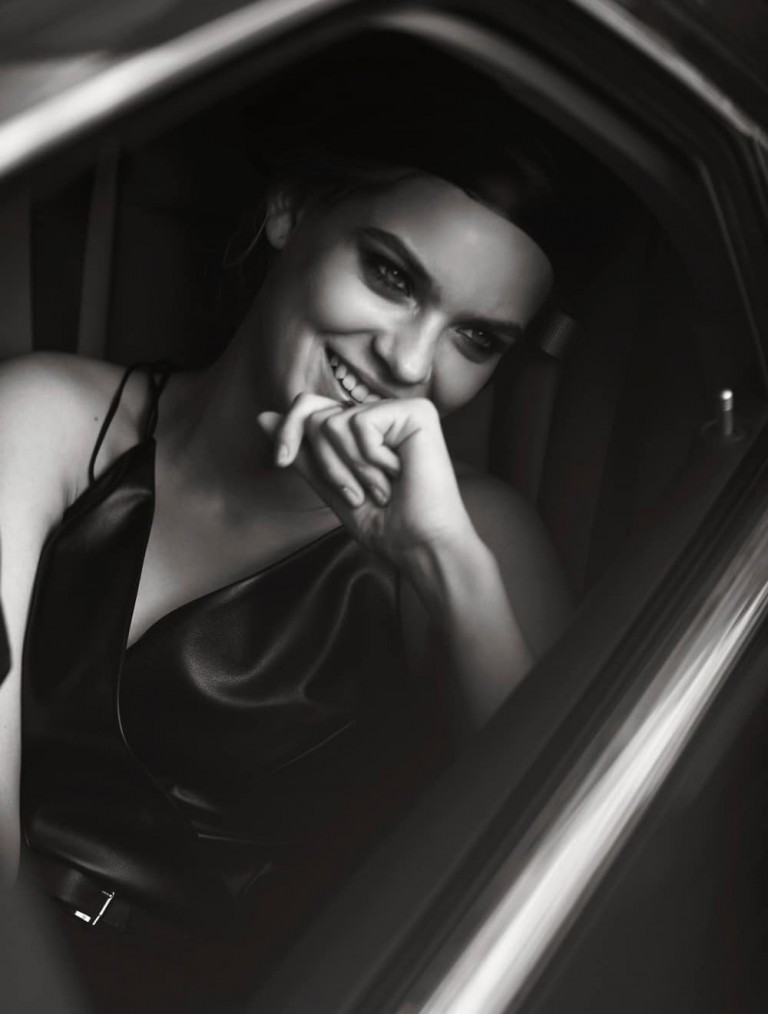 Érzéki művészettel fűszerezett divatfotók, nyomokban autókkal 15