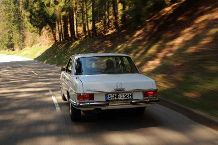 Mennyit javult ötven év alatt a Mercedes? 2 Még a 185 lóerős 280 E csúcsmodellnek sem volt semmi köze a sportossághoz