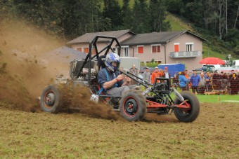 Ennél a késhegyre menő kertitraktor-versenynél jobbat ma nem látsz