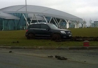 Fűre parkolva akarta kijátszani a parkolódíjat egy mercis, tengelyig süllyedt a sárba