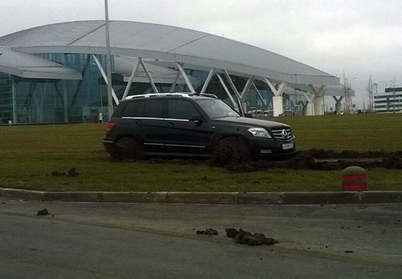 Fűre parkolva akarta kijátszani a parkolódíjat egy mercis, tengelyig süllyedt a sárba 2
