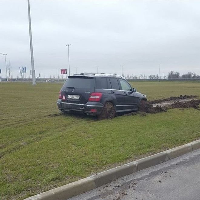 Fűre parkolva akarta kijátszani a parkolódíjat egy mercis, tengelyig süllyedt a sárba 1