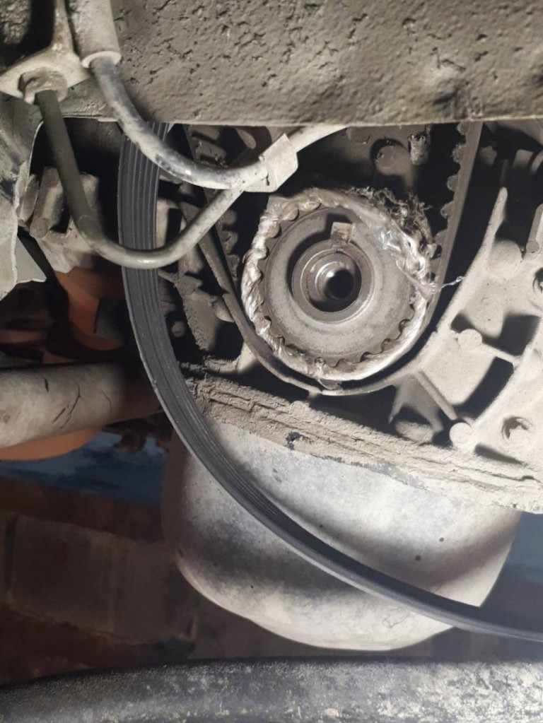 A hideg ellen küzdő autós megölte a motorját 3