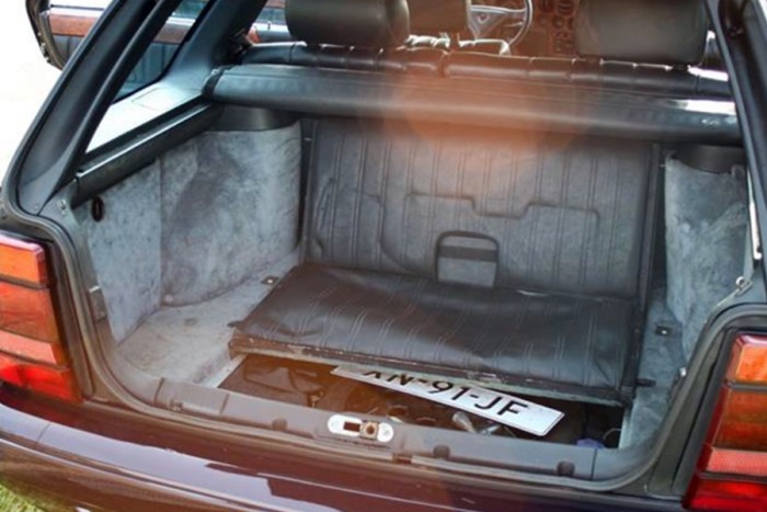 Kéne egy hétszemélyes, Ferrari-motoros kombi? Itt van ez a Lancia! 7