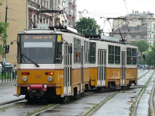 Fejbe rúgtak egy idős férfit az egyik pesti villamoson, senki sem segített