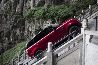 Így jutott fel Szent Péterhez a Range Rover Sport