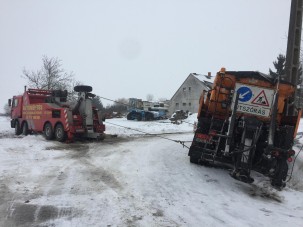 Hótoló csúszott le az útról Salköveskúton