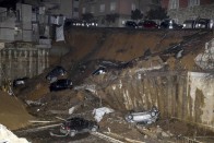 Földcsuszamlás nyelt el hat autót Rómában 9