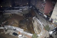 Földcsuszamlás nyelt el hat autót Rómában 8
