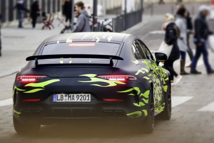 Gyári kémfotókon a Mercedes-AMG négyajtós sportkupéja 2