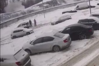 Garázsba tették a kocsit a hó elől, erre mi történt?