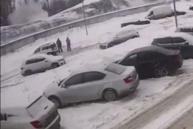 Garázsba tették a kocsit a hó elől, erre mi történt?