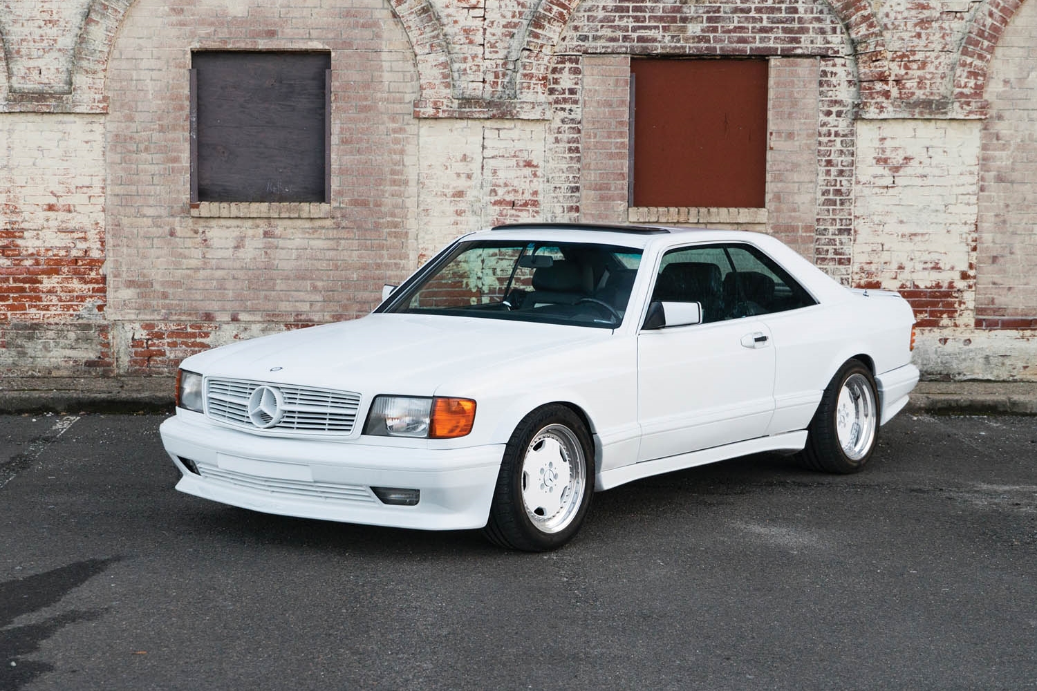 Tömény ’80-as évek ez a hófehér Mercedes kupé 5