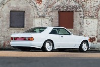 Tömény ’80-as évek ez a hófehér Mercedes kupé 2
