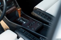 Tömény ’80-as évek ez a hófehér Mercedes kupé 34