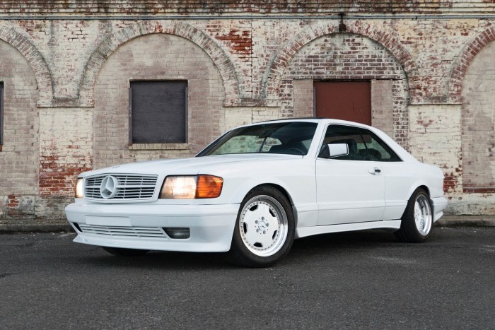 Tömény ’80-as évek ez a hófehér Mercedes kupé