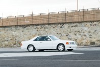 Tömény ’80-as évek ez a hófehér Mercedes kupé 30
