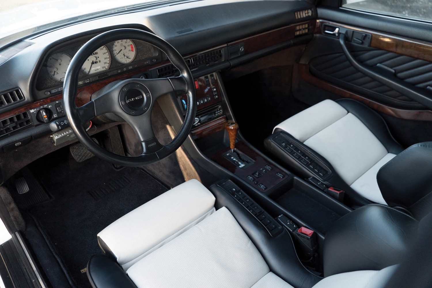Tömény ’80-as évek ez a hófehér Mercedes kupé 14