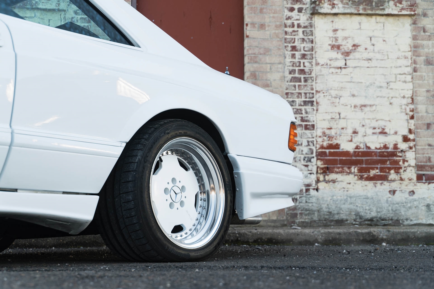 Tömény ’80-as évek ez a hófehér Mercedes kupé 10