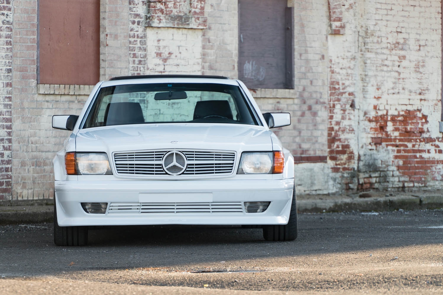 Tömény ’80-as évek ez a hófehér Mercedes kupé 6