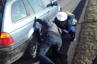 Rendőrök segítettek egy családnak az M3-ason