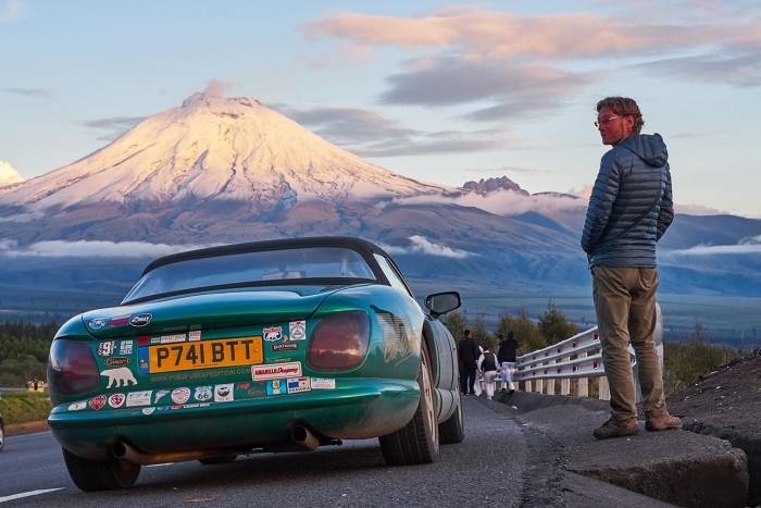 38 ezer kilométer kocsmától kocsmáig, angol sportkocsival. Bevállalnád?