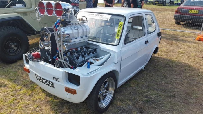 A világ másik felén építettek gumigyilkos szörnyet egy Polski Fiatból 5