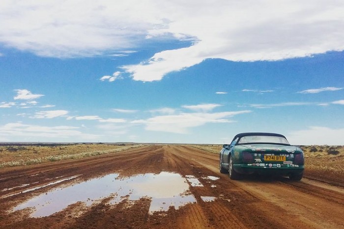 38 ezer kilométer kocsmától kocsmáig, angol sportkocsival. Bevállalnád? 6