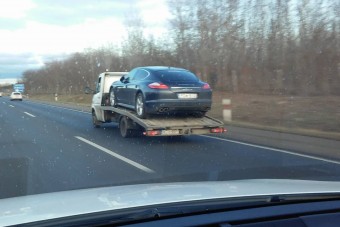Úgy száguldott egy Porsche az M5-ösön, hogy a kereke nem érte a földet