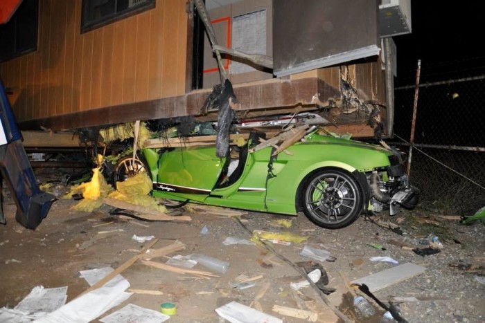 Részegen hajtott konténerház alá a Lamborghinivel