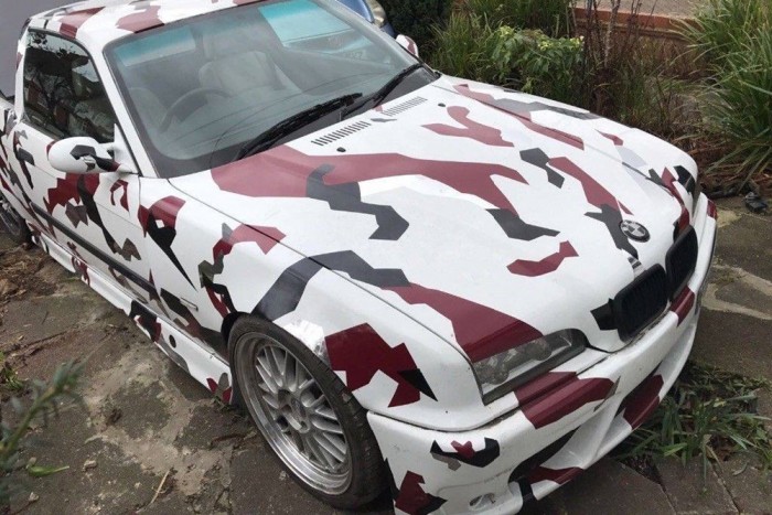 Könnyfakasztóan szörnyű lett ez a platós BMW