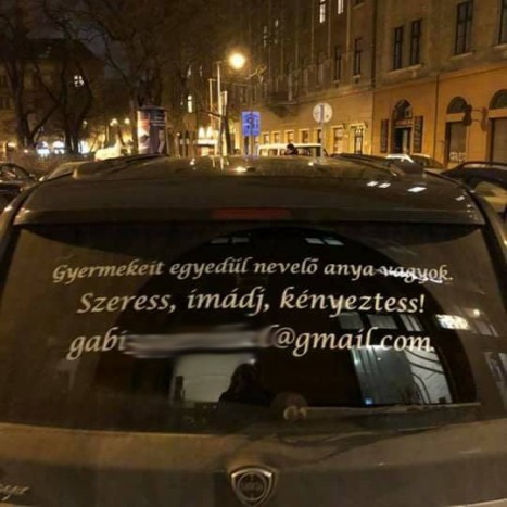 Elkeseredett, szeretetéhes magyar anyuka üzen autója ablakán a férfiaknak 1