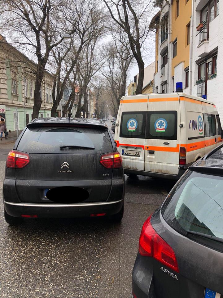 Szándékosan tartotta fel a mentőt egy autós, és még be is szólt 2 | Vezess Szándékosan tartotta fel a mentőt egy autós, és még be is szólt 2