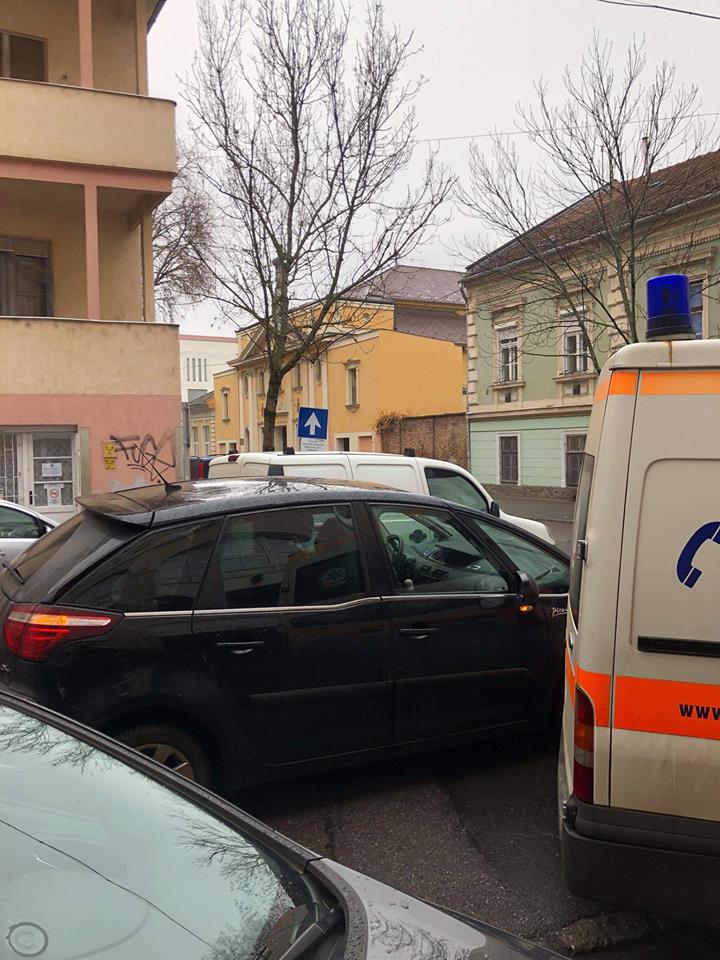 Szándékosan tartotta fel a mentőt egy autós, és még be is szólt 1