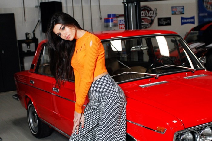 Gyönyörű lányok és tűzpiros ezerötös Ladák 1