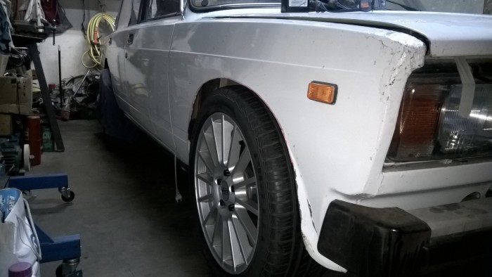 Kívülről egy átlag Lada, de a lemez alatt pokoli szörnyeteg bújik