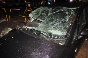 Képeken a Monorierdőn vonattal ütköző autó